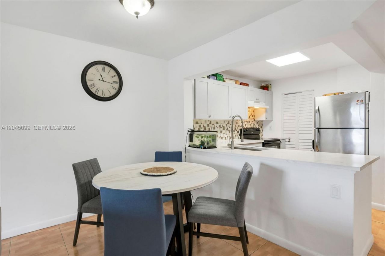 8020 N Colony Circle N., Unit 304, Tamarac, FL 33321 Photo
