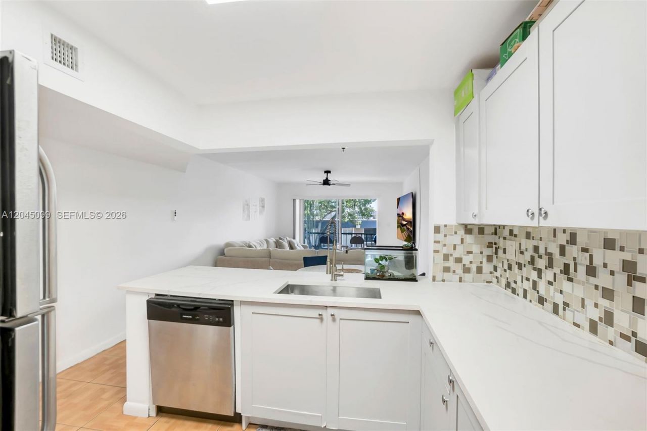8020 N Colony Circle N., Unit 304, Tamarac, FL 33321 Photo