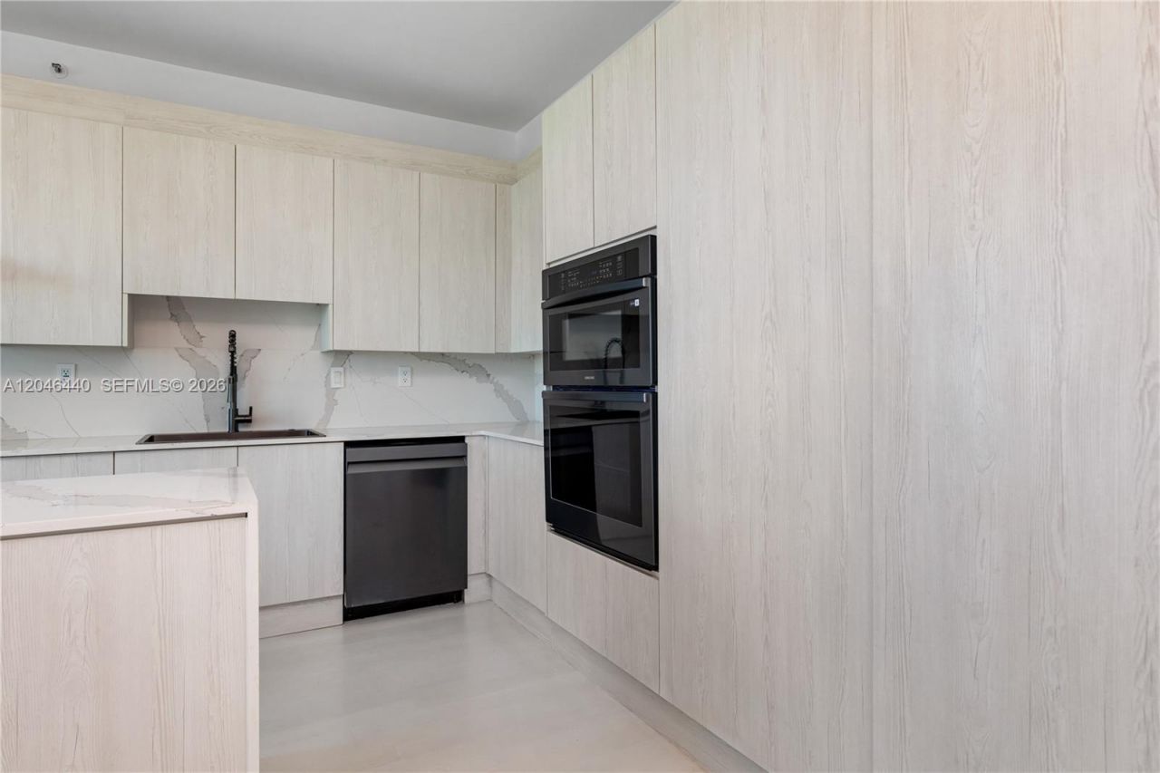 300 S Pointe Dr , Unit 907, Miami Beach, FL 33139 Photo