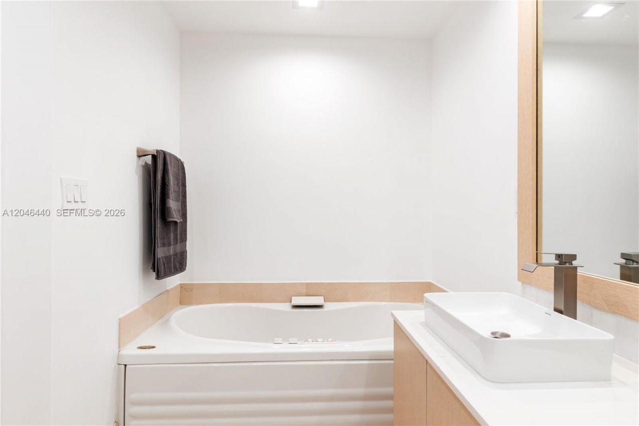 300 S Pointe Dr , Unit 907, Miami Beach, FL 33139 Photo