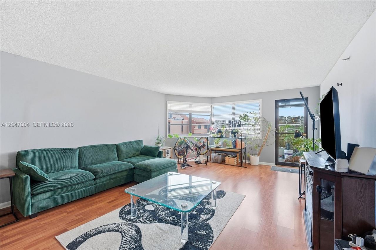 20840 San Simeon Way , Unit 609, Miami, FL 33179 Photo