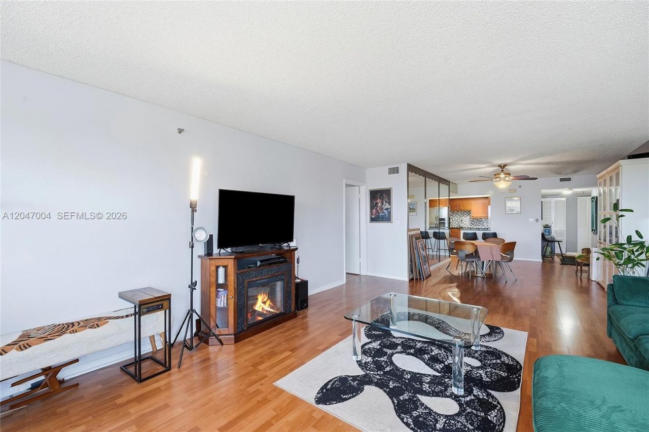 20840 San Simeon Way , Unit 609, Miami, FL 33179 Photo