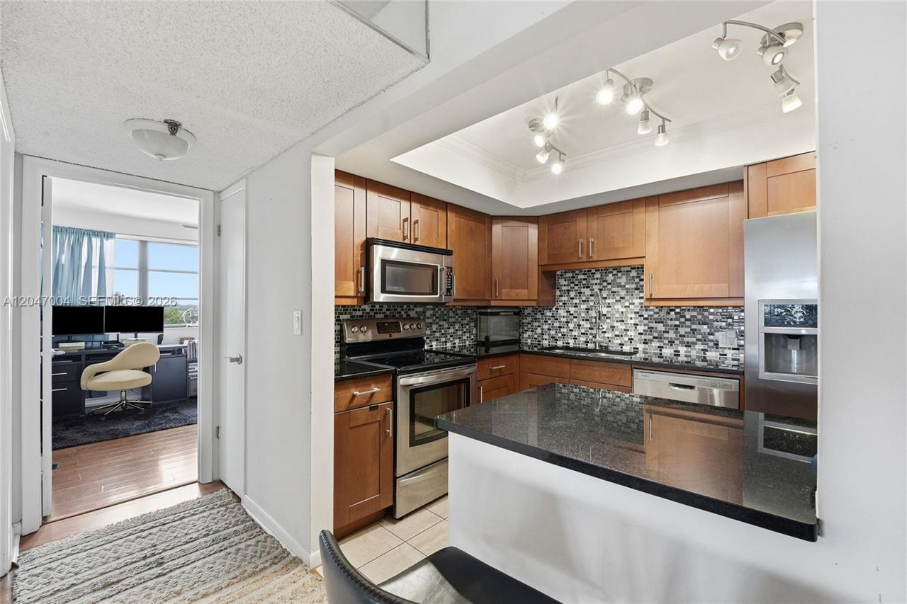 20840 San Simeon Way , Unit 609, Miami, FL 33179 Photo