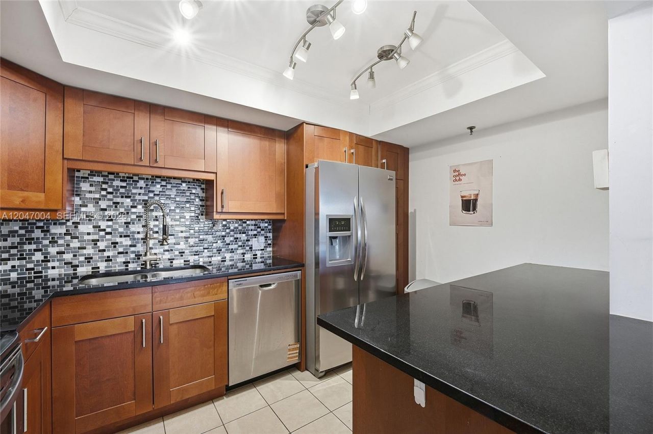 20840 San Simeon Way , Unit 609, Miami, FL 33179 Photo