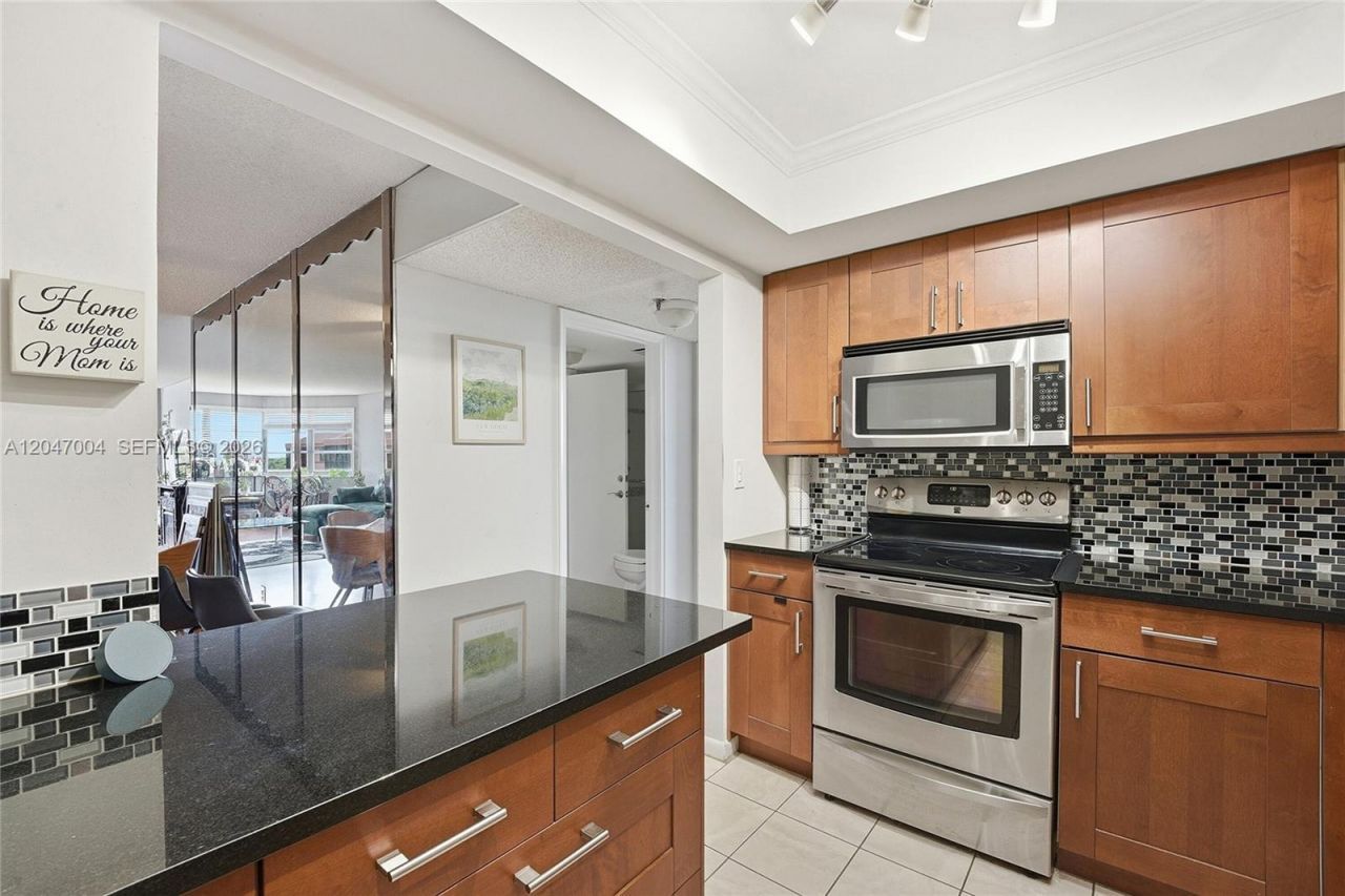 20840 San Simeon Way , Unit 609, Miami, FL 33179 Photo