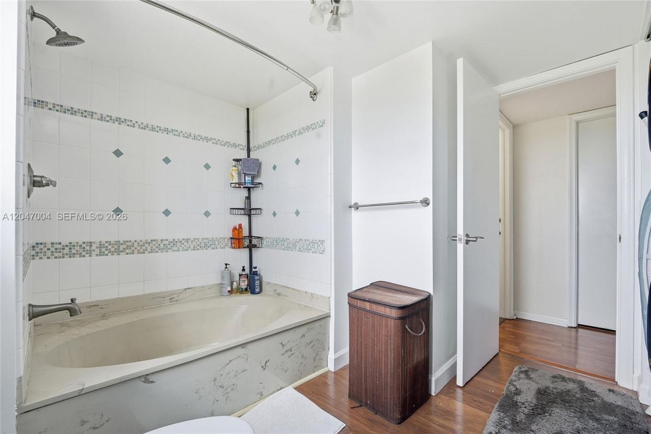 20840 San Simeon Way , Unit 609, Miami, FL 33179 Photo