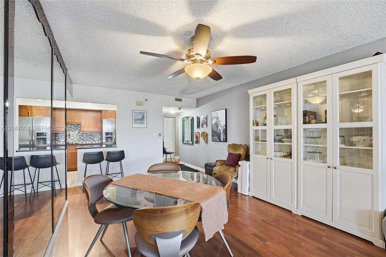 20840 San Simeon Way , Unit 609, Miami, FL 33179 Photo