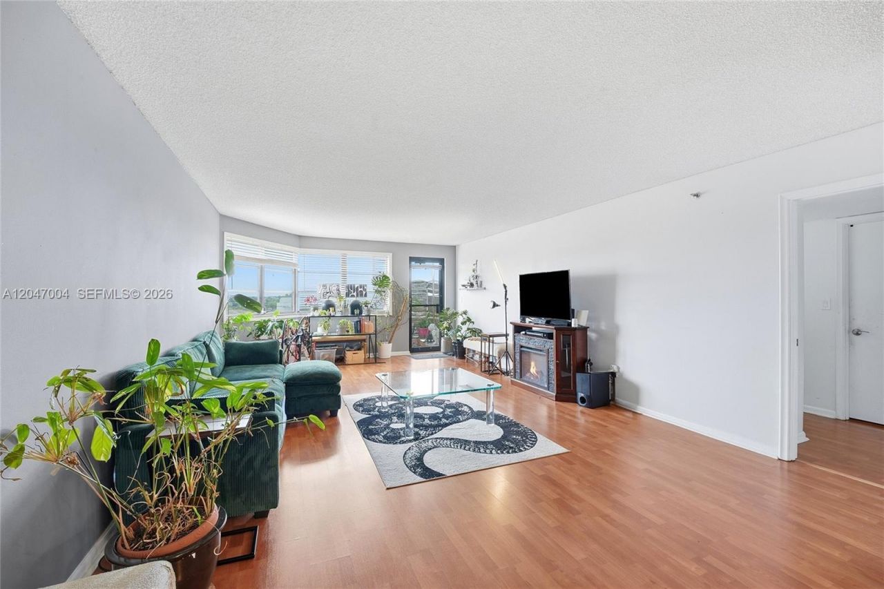 20840 San Simeon Way , Unit 609, Miami, FL 33179 Photo