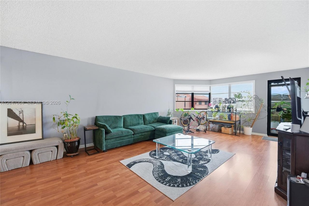 20840 San Simeon Way , Unit 609, Miami, FL 33179 Photo