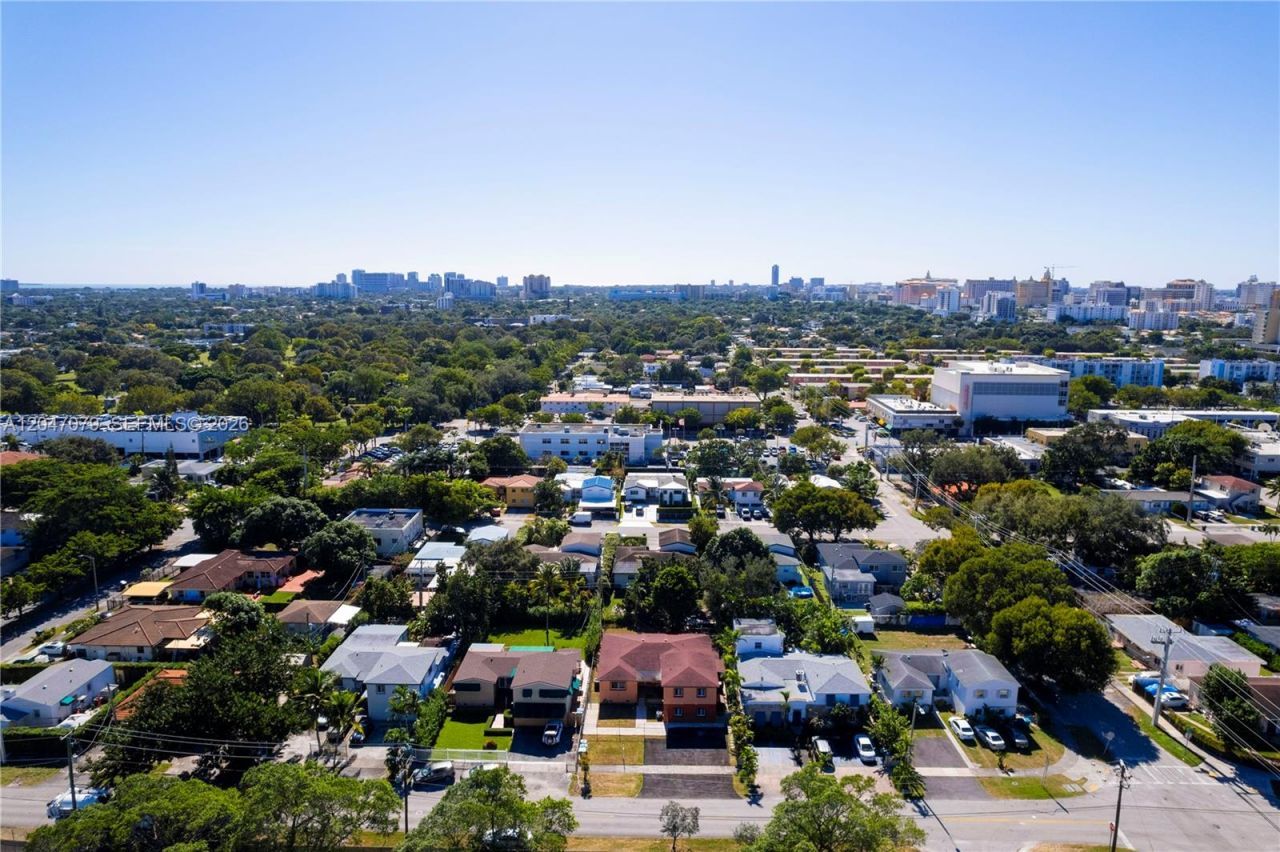 3360 SW 6th St , Unit Top, Miami, FL 33135 Photo