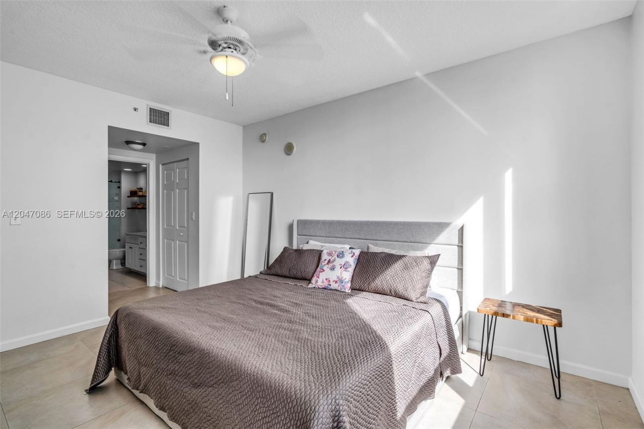 2000 N Bayshore Dr, Unit 909, Miami, FL 33137 Photo