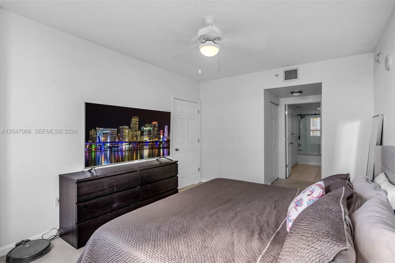 2000 N Bayshore Dr, Unit 909, Miami, FL 33137 Photo
