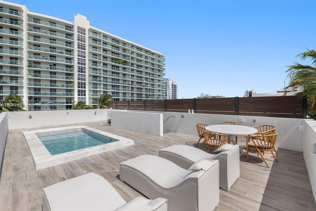 1525 Bay Rd, Unit 1525, Miami Beach, FL 33139 Photo