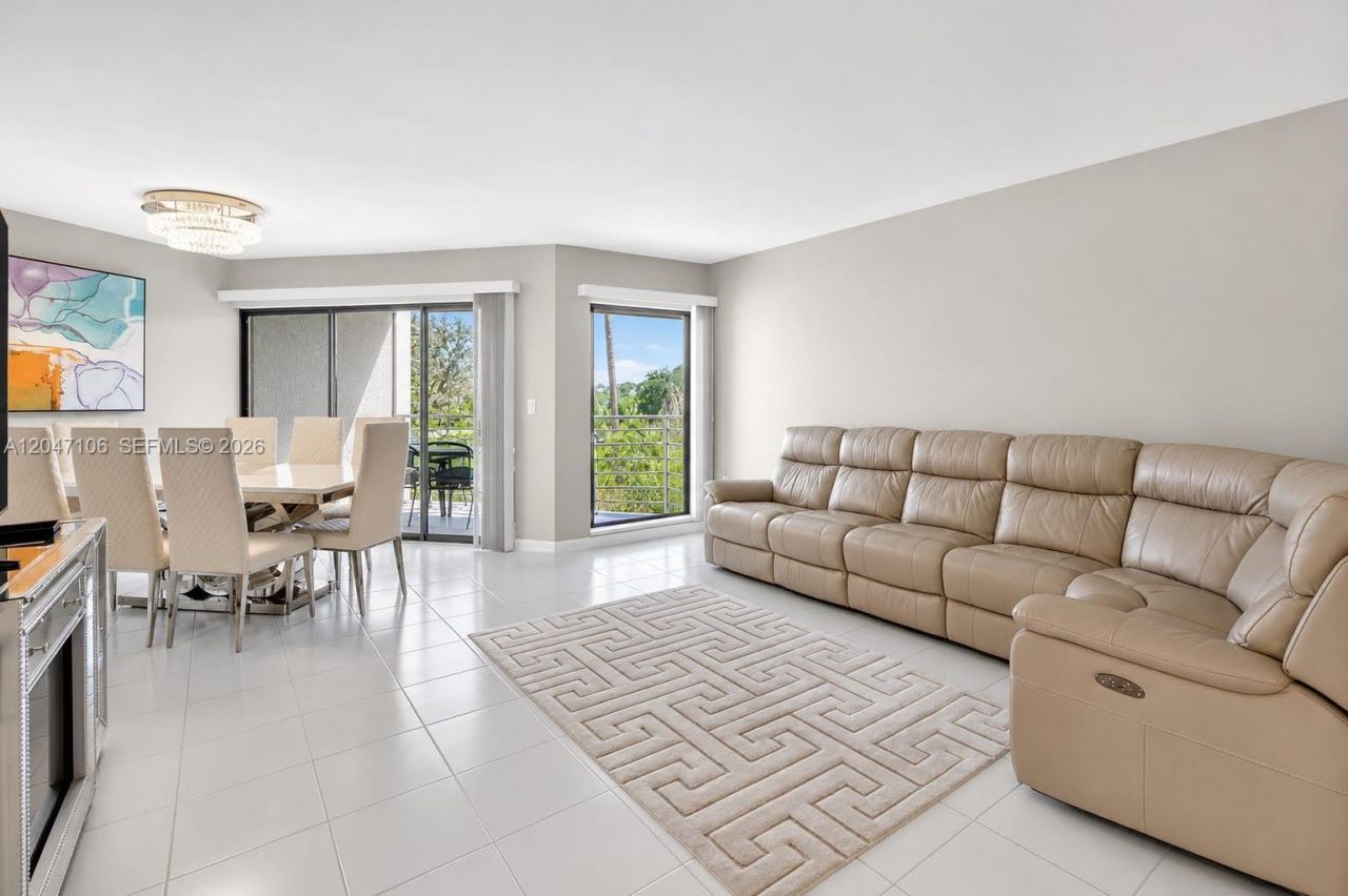 5901 Camino Del Sol, Unit 207, Boca Raton, FL 33433 Photo