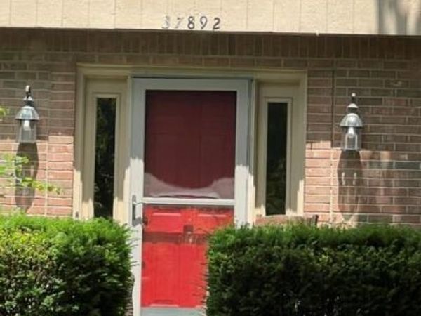 37892 Stableview Drive, Farmington Hills, MI 48335