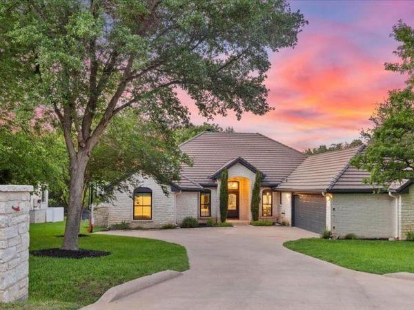 25 Stillmeadow DR, The Hills, TX 78738