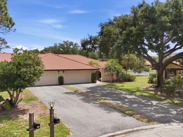 5451 GOLF POINTE DRIVE , Unit V-225, SARASOTA, FL 34243