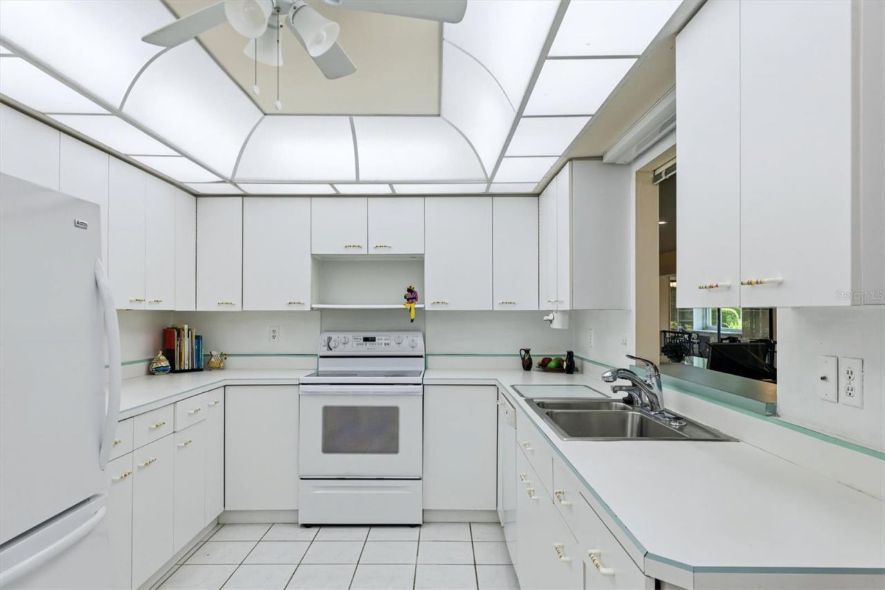 5451 Golf Pointe Drive, Unit V-225, Sarasota, FL 34243 Photo
