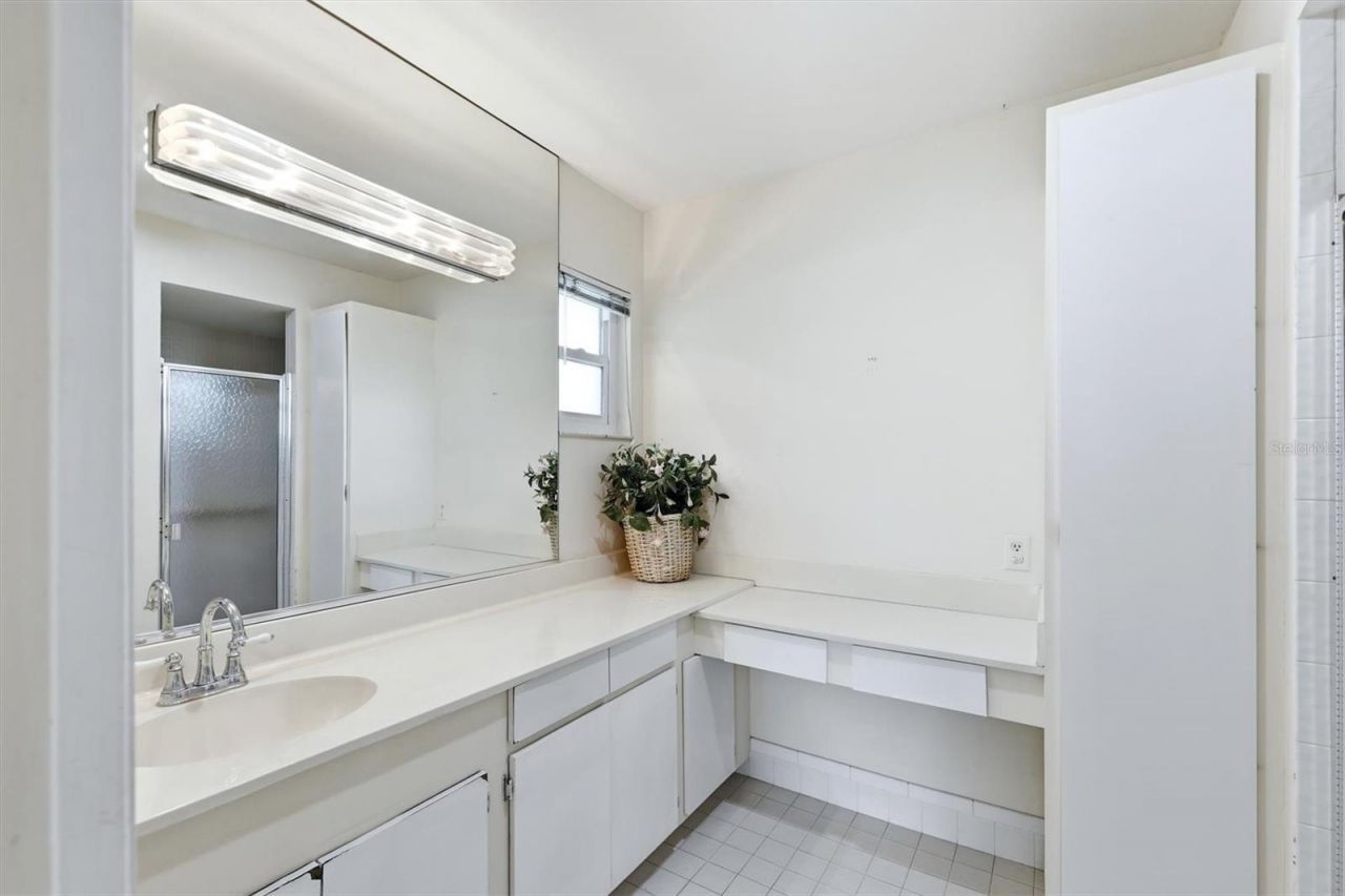 5451 Golf Pointe Drive, Unit V-225, Sarasota, FL 34243 Photo