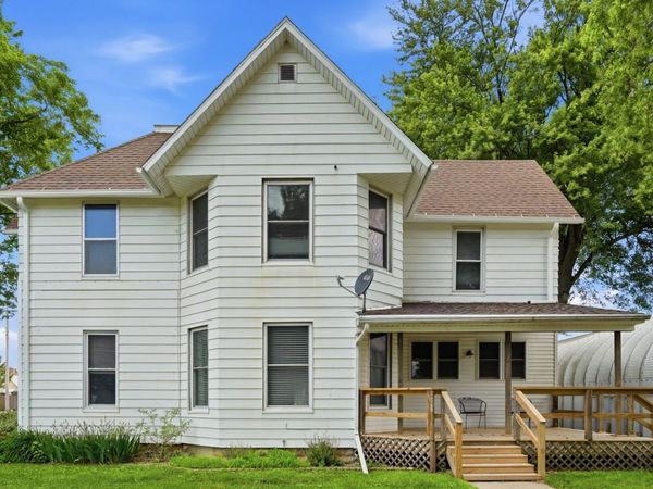 407 Kinzie Avenue , Lost Nation, IA 52254