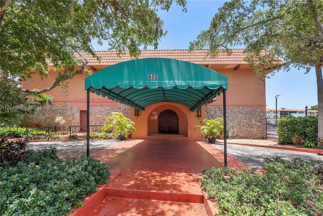 610 Tennis Club Dr, Unit 104, Fort Lauderdale, FL 33311 Photo