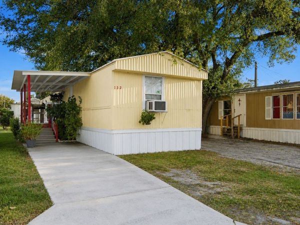 132 NEWBURY DRIVE , TAMPA, FL 33615