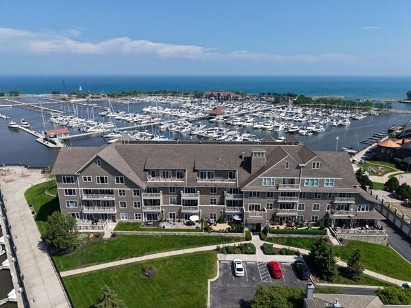 4 Gaslight Dr, Unit 302, Racine, WI 53403