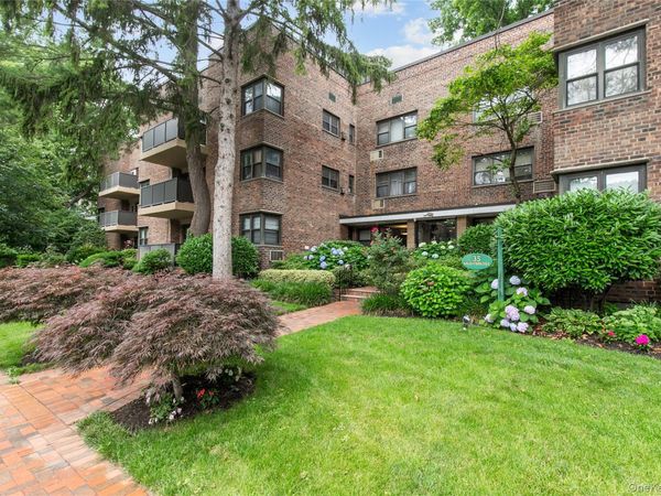 35 Knightsbridge Road , Unit 75, Great Neck, NY 11021