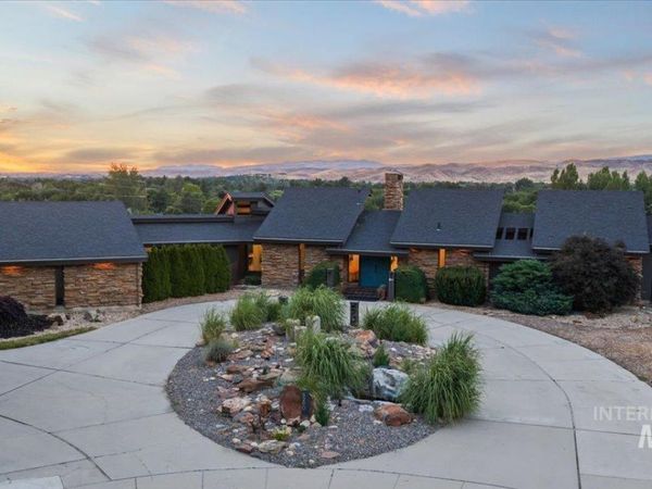 5290 N Sorrento Dr, Boise, ID 83704