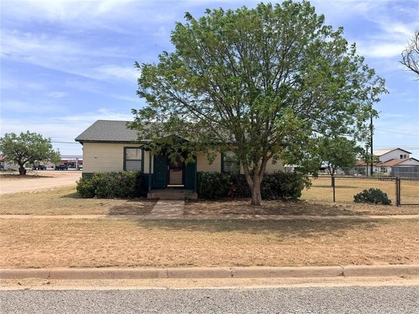 901 S Washington Avenue , Aspermont, TX 79502