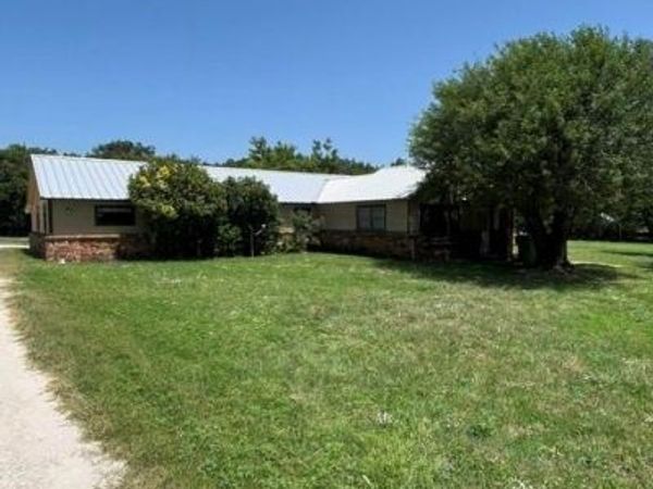 1308 N Mesquite Street N, Goldthwaite, TX 76844