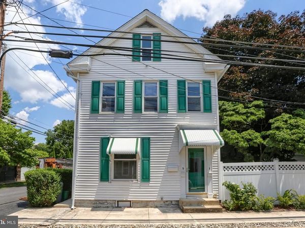 9 S WASHINGTON STREET, MECHANICSBURG, PA 17055