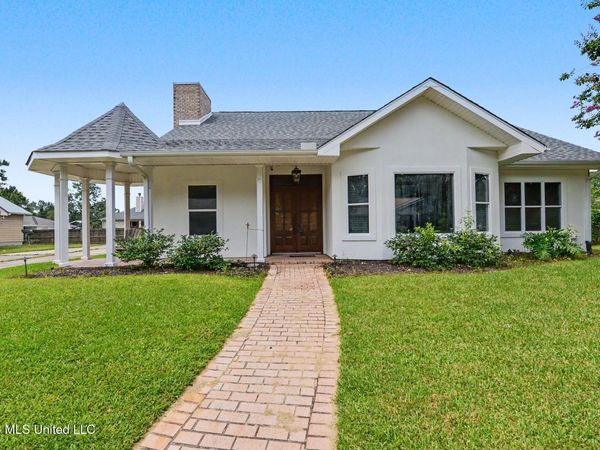 246 Pine Driveway , Bay Saint Louis, MS 39520