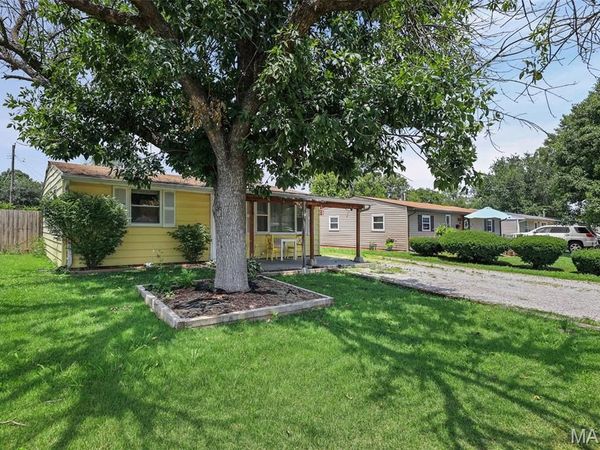 221 Saint John Drive , Cahokia, IL 62206