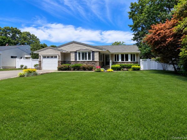 7 Talbot Lane, Smithtown, NY 11787