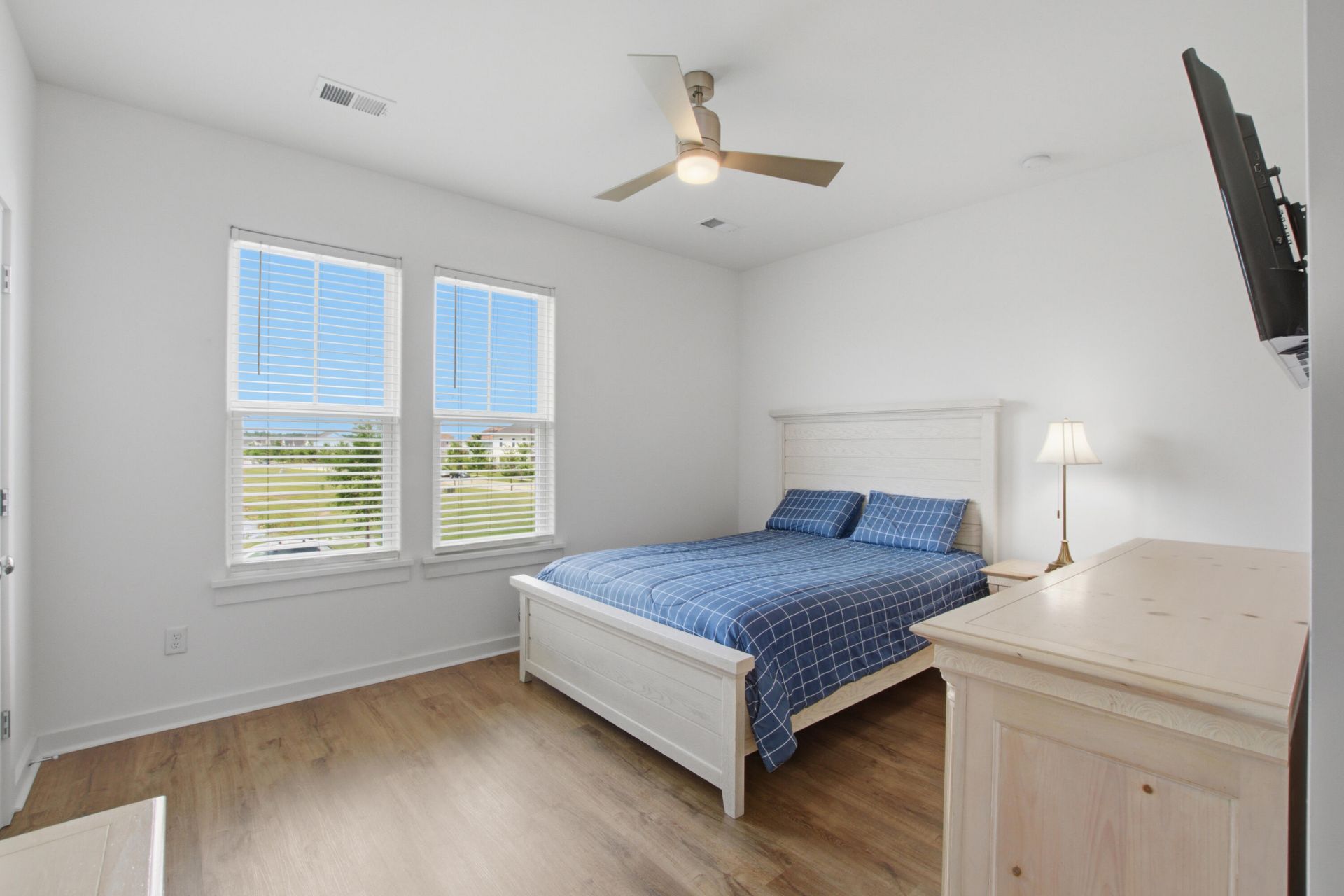 589 Blueway Avenue Photo 17