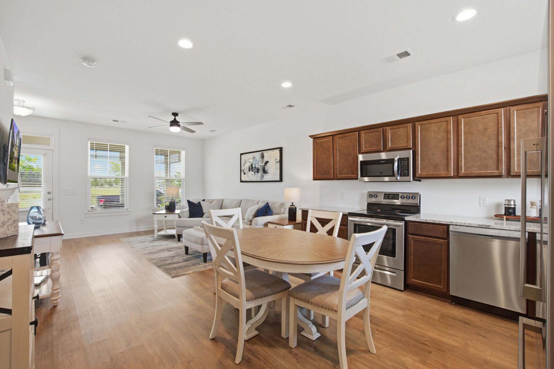 589 Blueway Avenue Photo 8