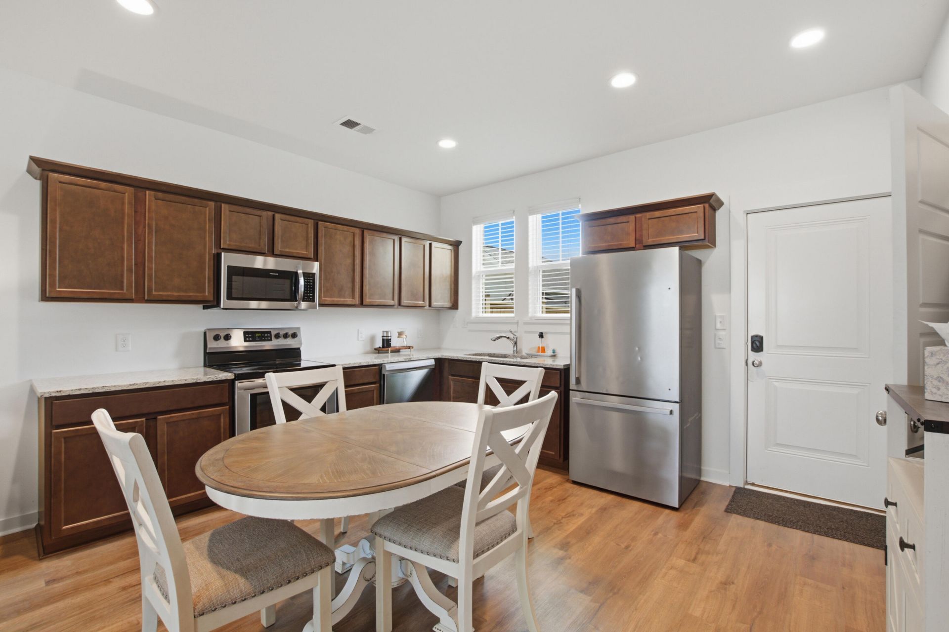 589 Blueway Avenue Photo 9