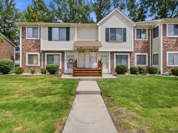 17447 Utica Oaks Lane, Roseville, MI 48066