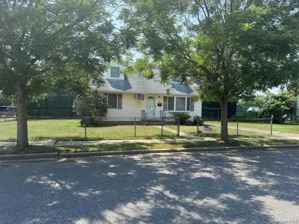 14 Concord Avenue , Bethpage, NY 11714