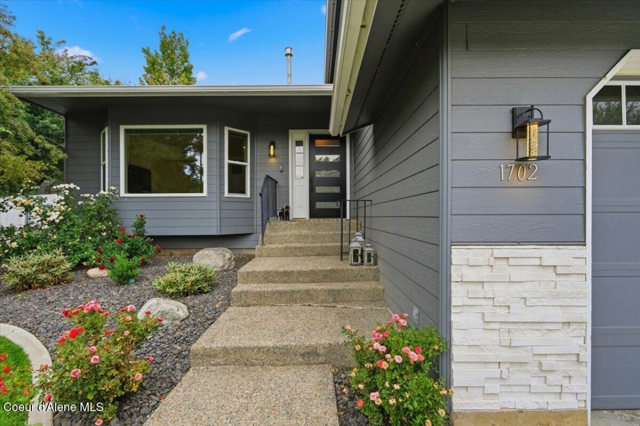 1702 N Autumn Crest Ct, Post Falls, ID 83854 Main Photo
