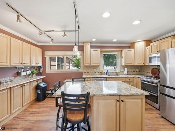 52 Roxbury Dr, Roxbury, NJ 07847