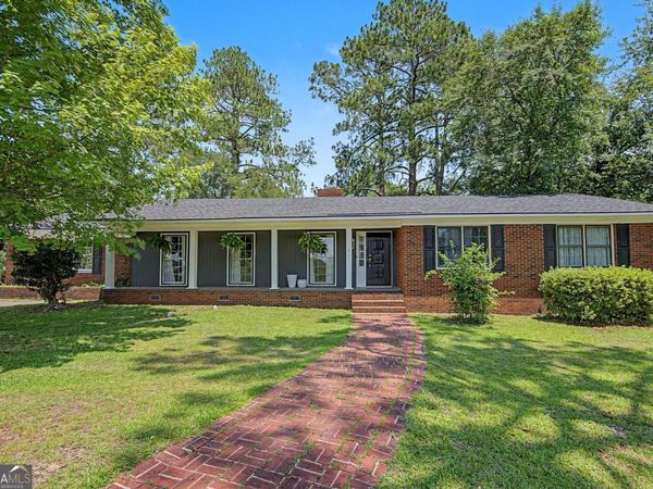 221 S College Street, Metter, GA 30439