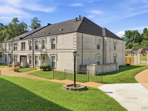 4392 Chateau De Ville Drive, Unit H, Unincorporated, MO 63129