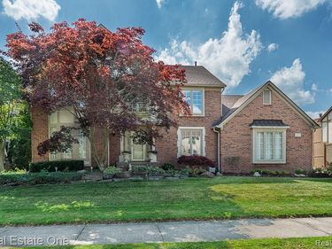 6489 Shoreline Drive, Troy, MI 48085