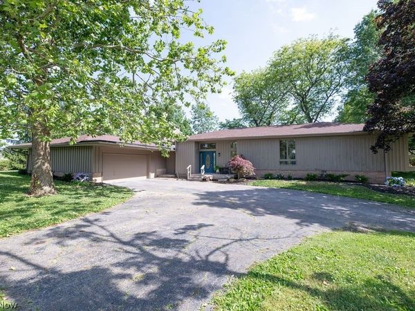 831 Brandon Circle, Aurora, OH 44202