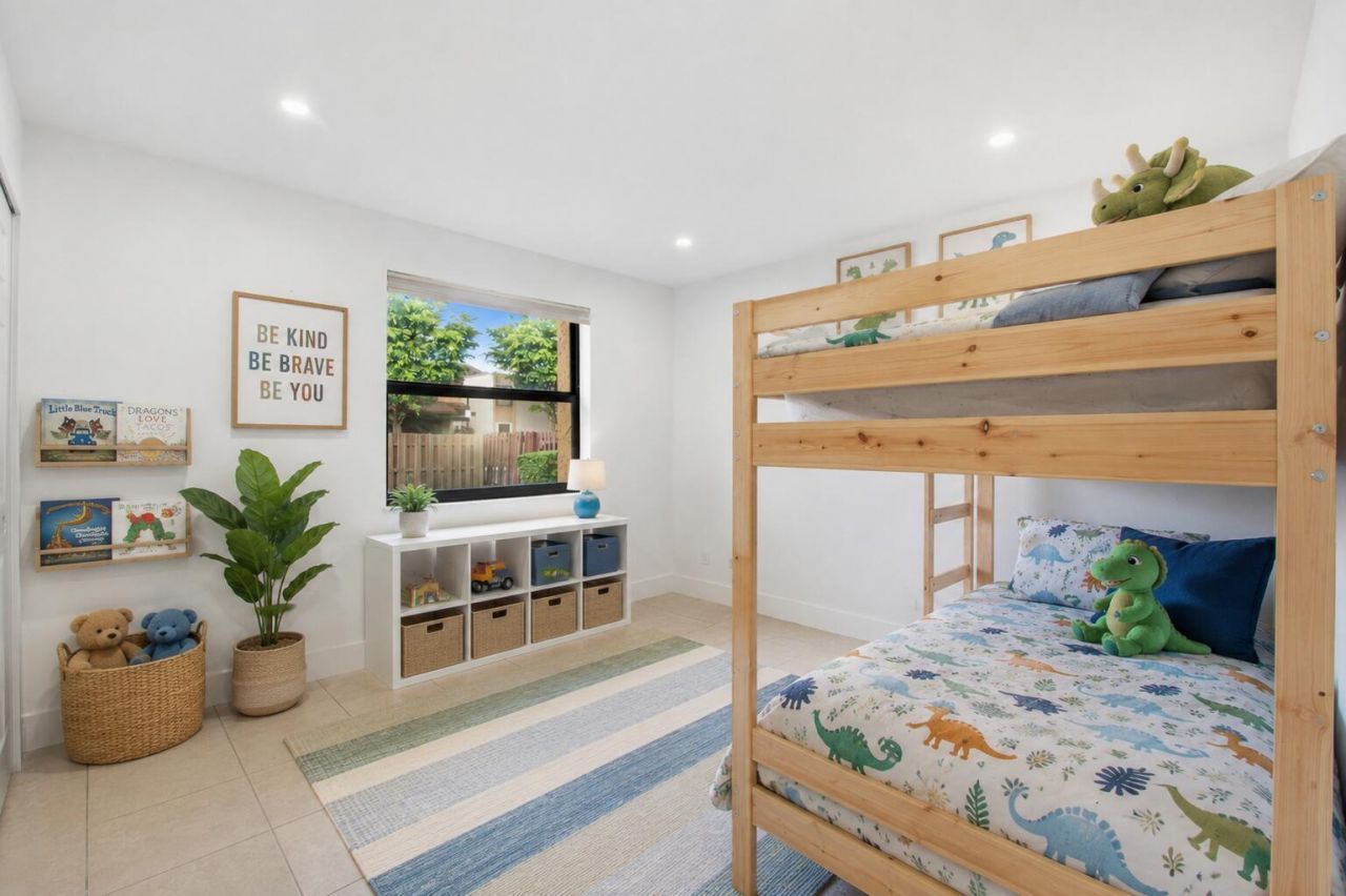 371 W Park Drive, Unit 1-17, Miami, FL 33172 Photo