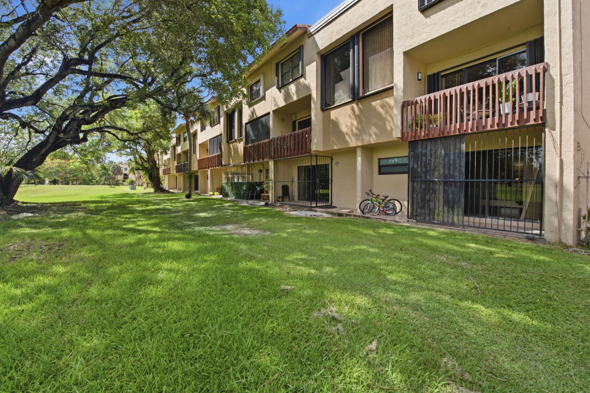 371 W Park Drive, Unit 1-17, Miami, FL 33172 Photo