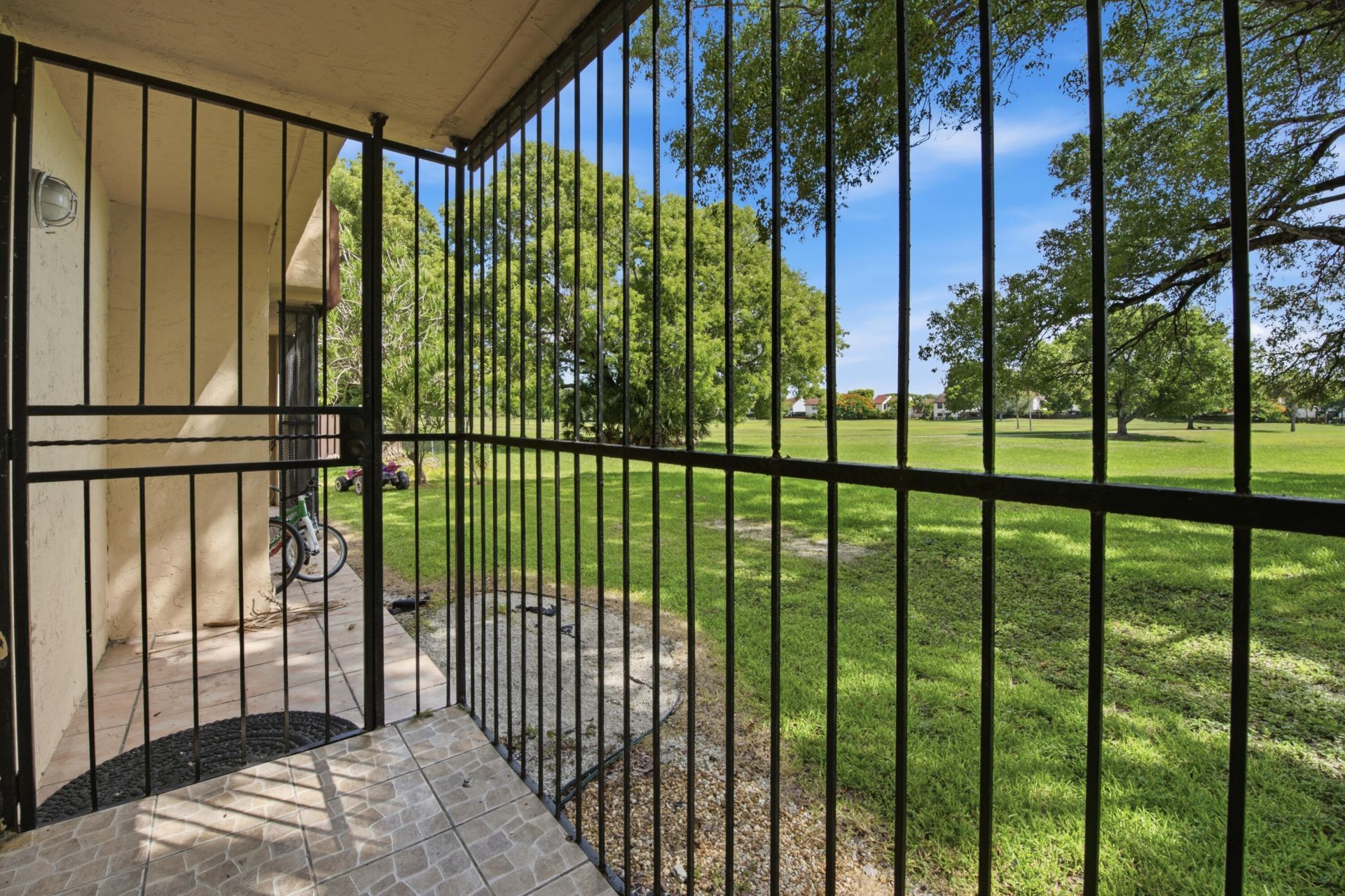 371 W Park Drive, Unit 1-17, Miami, FL 33172 Photo