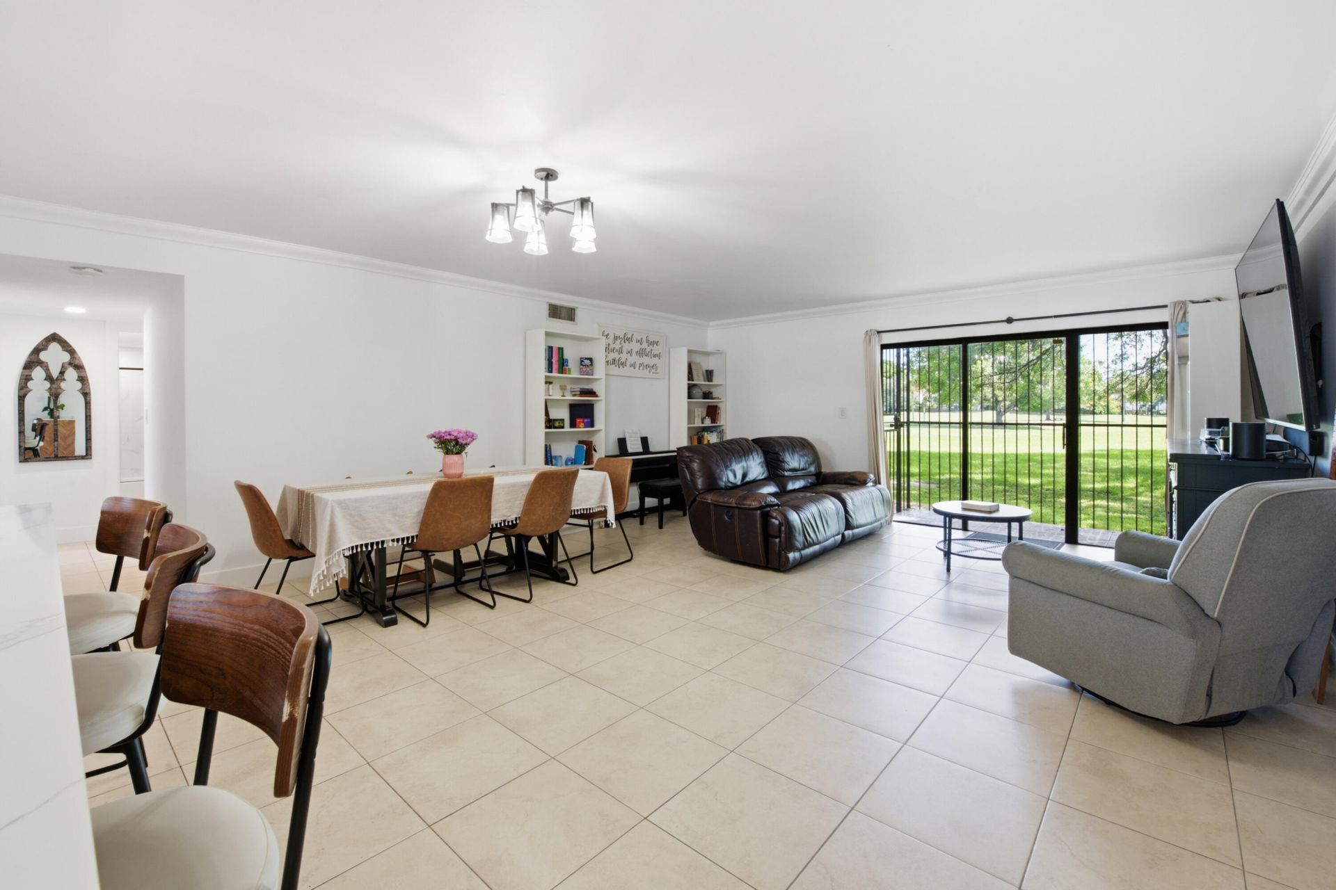 371 W Park Drive, Unit 1-17, Miami, FL 33172 Photo